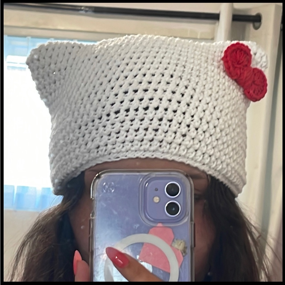 crochet hello kitty hat/beanie :)
